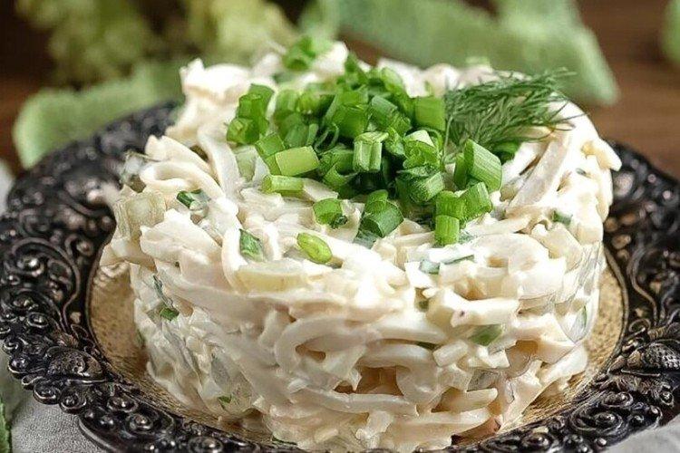 Салат с кальмарами и маринованными огурцами - рецепты