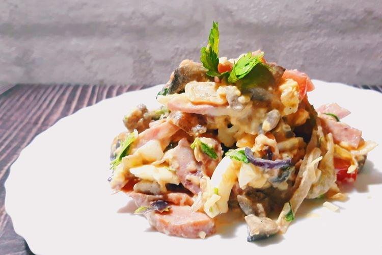 Салат с копченой колбасой и грибами - рецепты