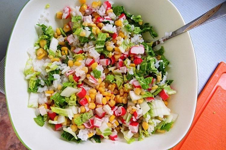 Салат с крабовыми палочками кукурузой и пекинской капустой - рецепты