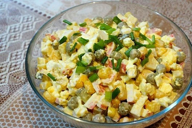 Салат с крабовыми палочками кукурузой и горошком - рецепты
