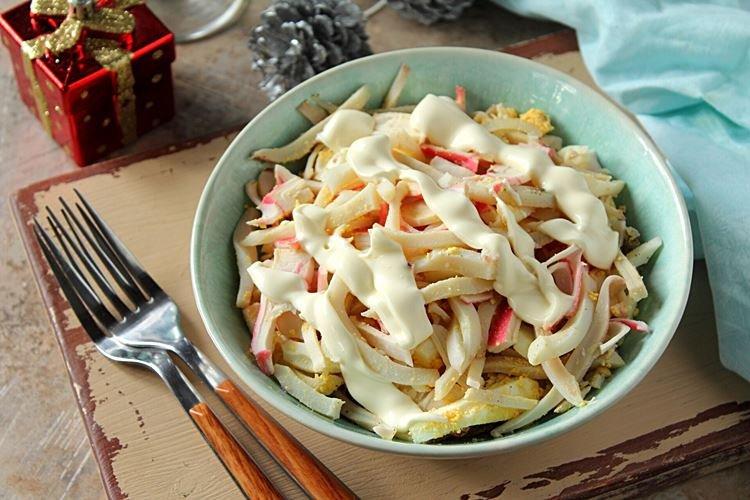 Салат с крабовыми палочками кукурузой и кальмарами - рецепты