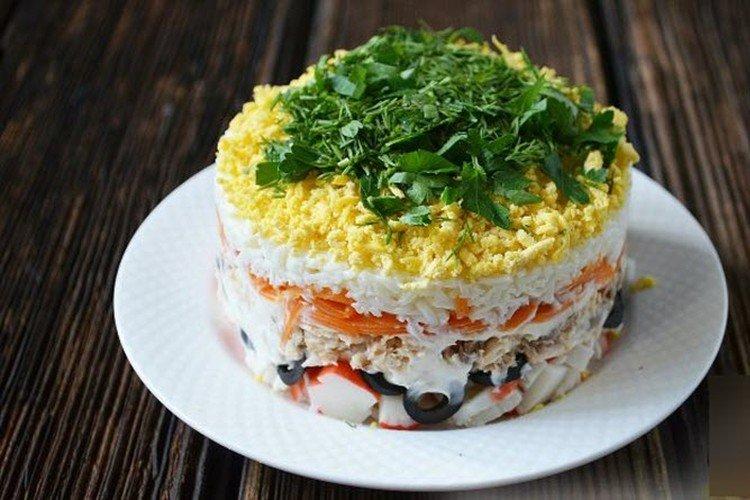 Салат с крабовыми палочками и горбушей - рецепты