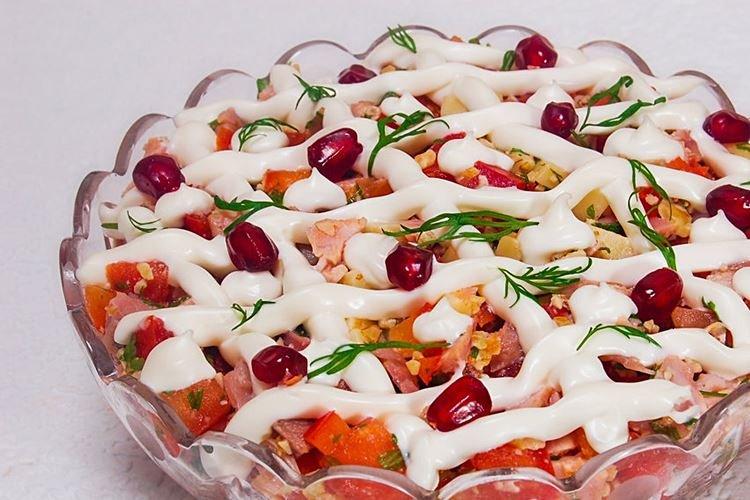 Салат с копченой курицей - рецепты