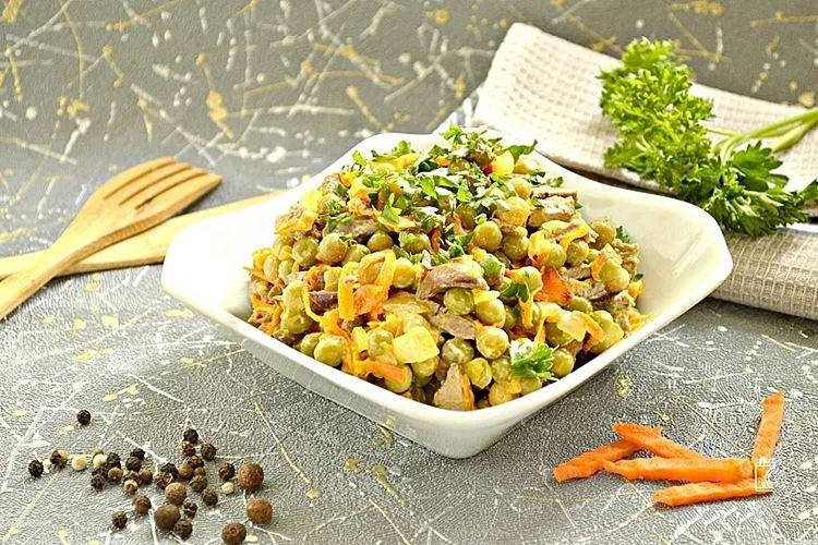 Салат с куриной печенью и горошком - Салаты с майонезом на Новый год 2021 рецепты
