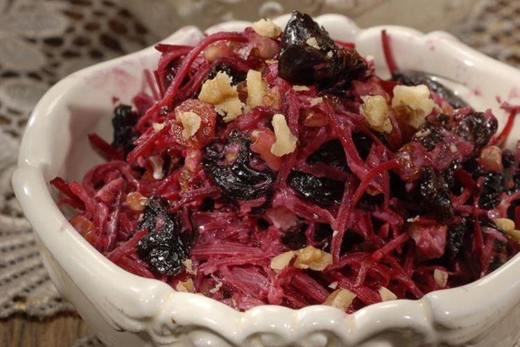 Салат со свеклой и черносливом - рецепты
