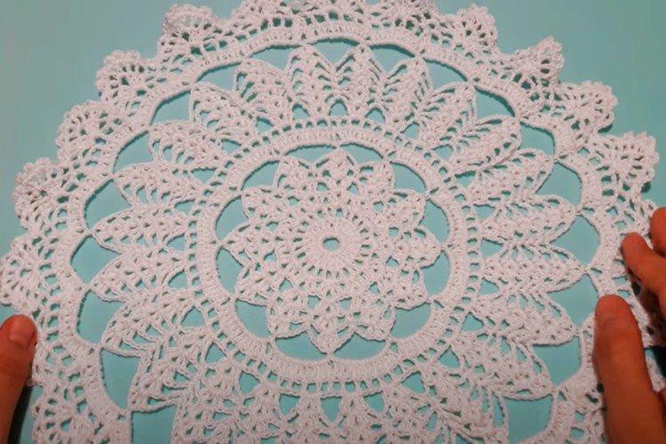 Большая ажурная салфетка крючком - схемы для начинающих