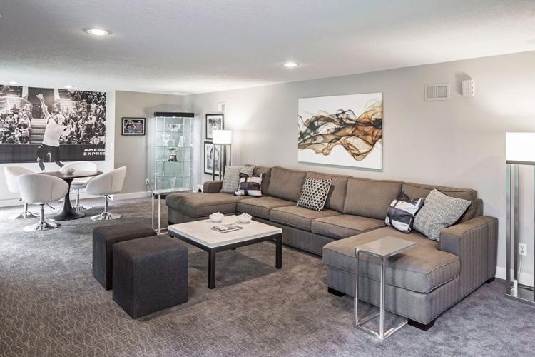 Серый цвет в интерьере гостиной