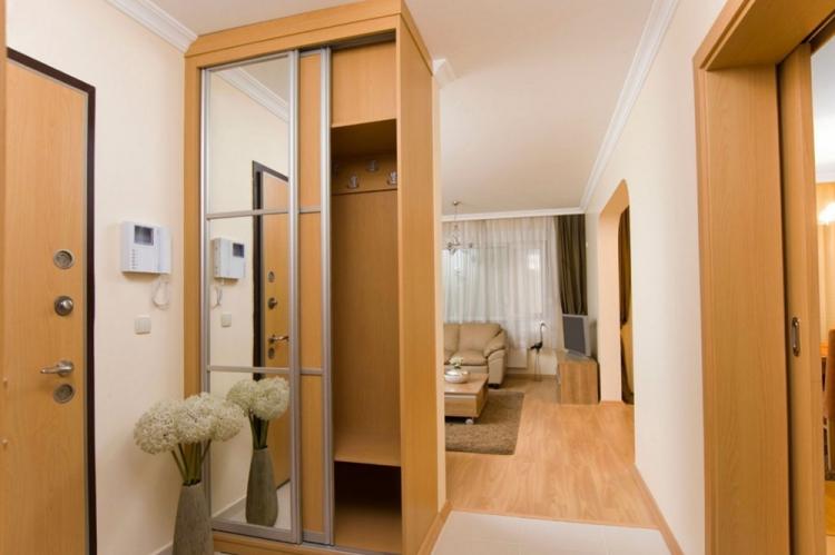 Шкаф-купе для маленькой прихожей