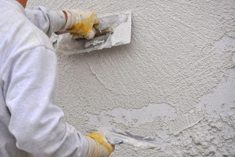Как наносить штукатурку короед