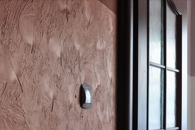 Штукатурка короед в интерьере - фото и идеи