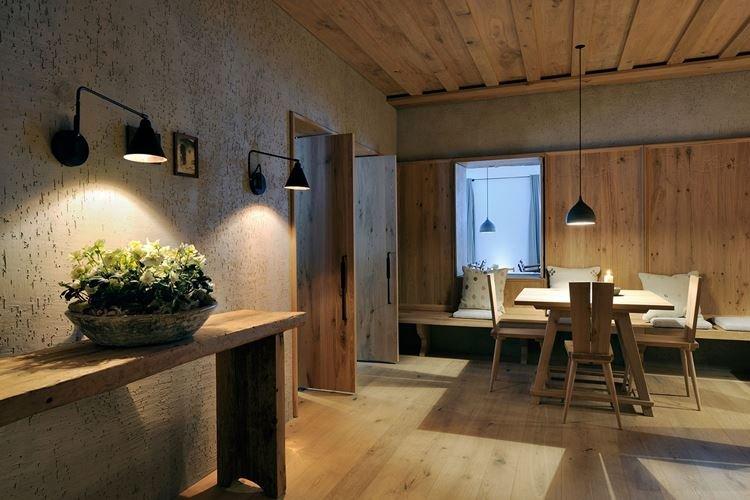 Штукатурка короед в интерьере - фото и идеи