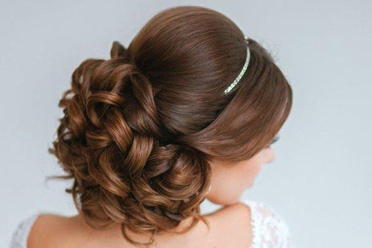 Пышные завитки - Свадебные прически на средние волосы