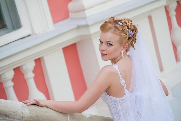 Свадебная прическа с цветами и фатой - Свадебные прически на средние волосы