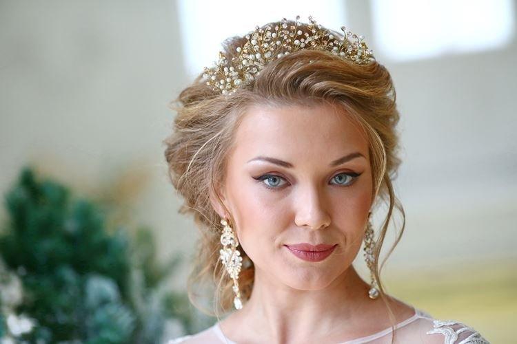 Игривые завитки - Свадебные прически на средние волосы