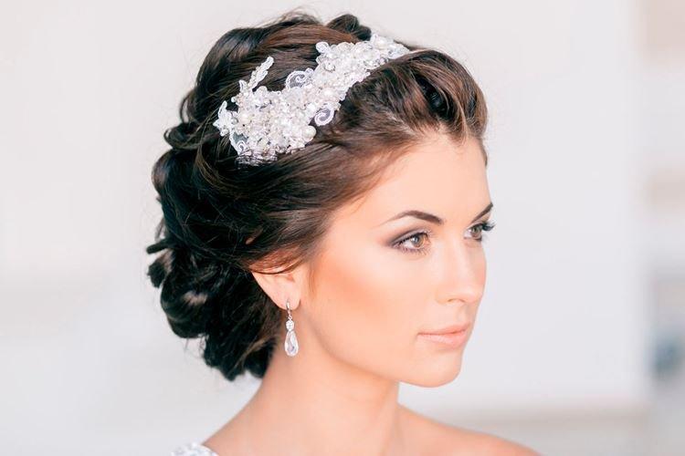 Свадебная прическа со спрятанной челкой на средние волосы