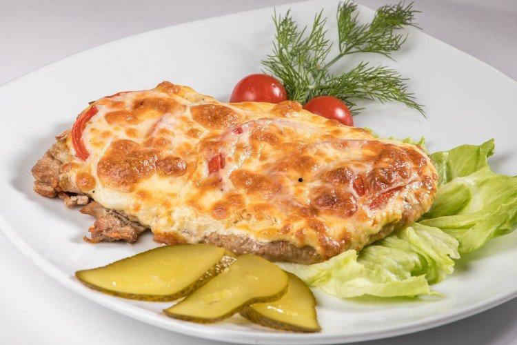 Стейки из свинины в кефире на сковороде - рецепты