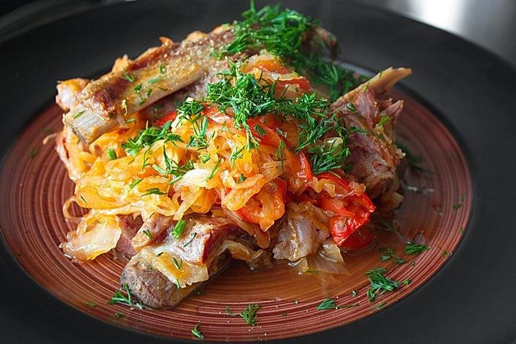 Свиные ребра в квашеной капусте в духовке - рецепты