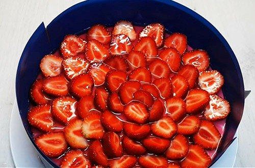 Торт с клубникой и желе без выпечки - пошаговый рецепт