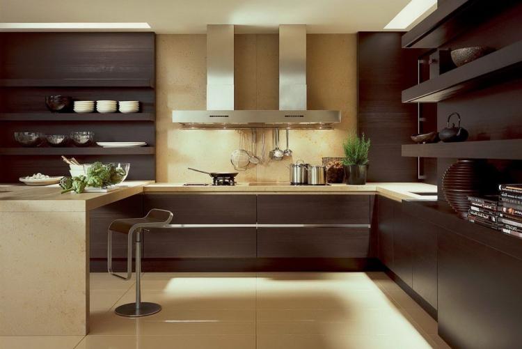 Угловая кухня с обеденной зоной