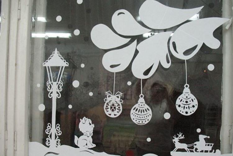 Украшения на окна к Новому году - фото и идеи