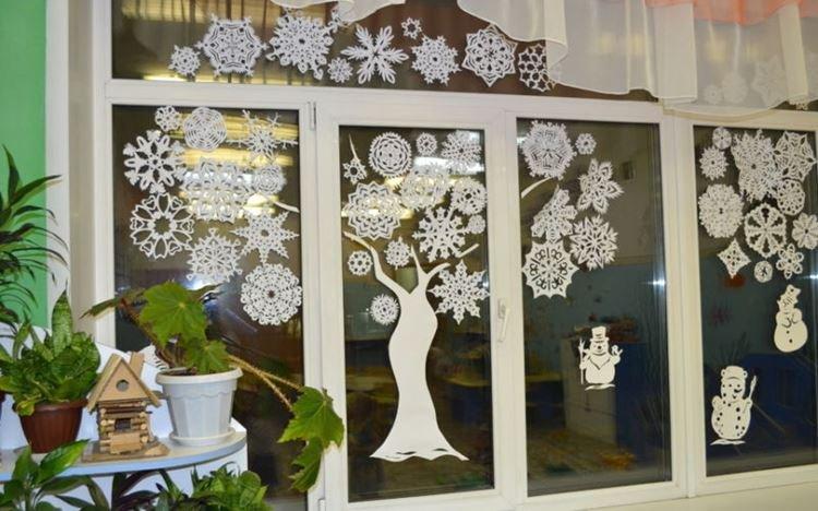 Украшения на окна к Новому году - фото и идеи