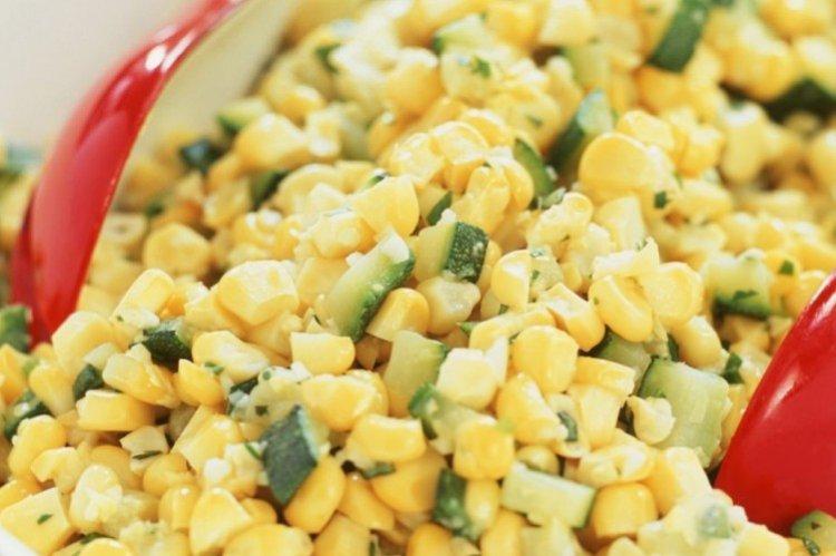 Сытный салат с кукурузой - вкусные и простые салаты на скорую руку