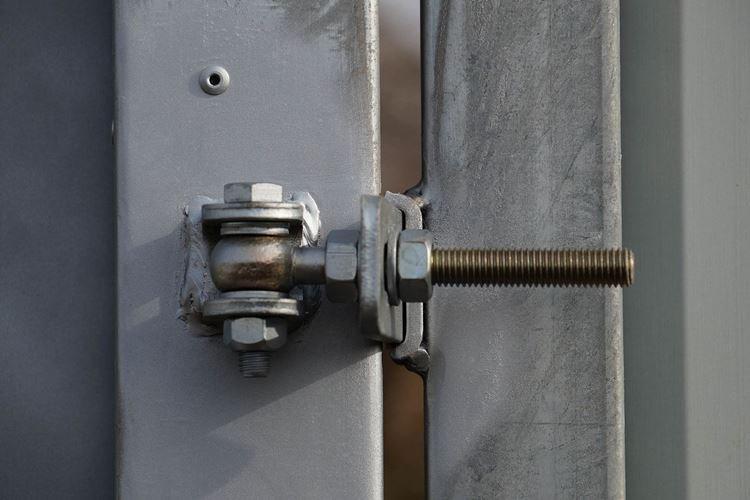 Монтаж петель - Ворота из профнастила своими руками