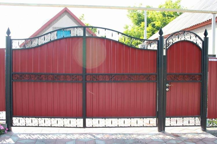 Ворота с калиткой из профнастила своими руками - фото и идеи