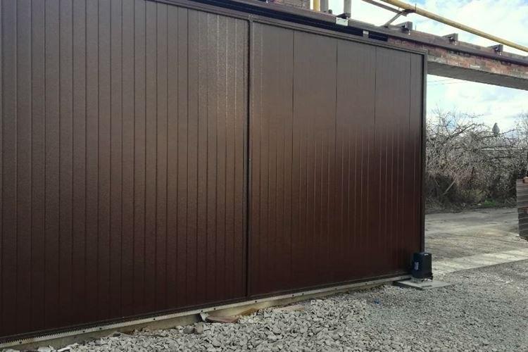 Откатные ворота из профнастила с верхним подвесом своими руками - фото и идеи