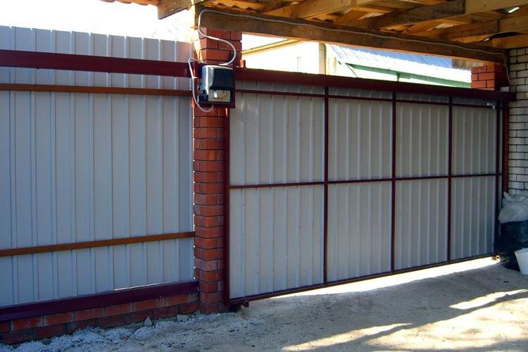 Откатные ворота из профнастила с верхним подвесом своими руками - фото и идеи