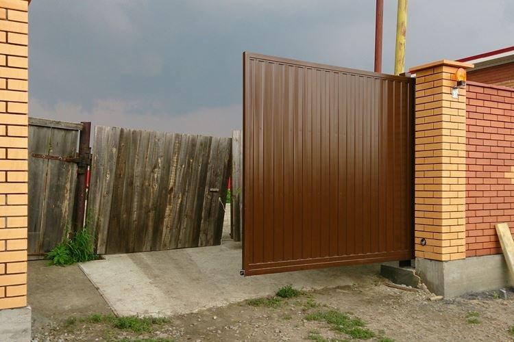 Раздвижные ворота из профнастила своими руками - фото и идеи