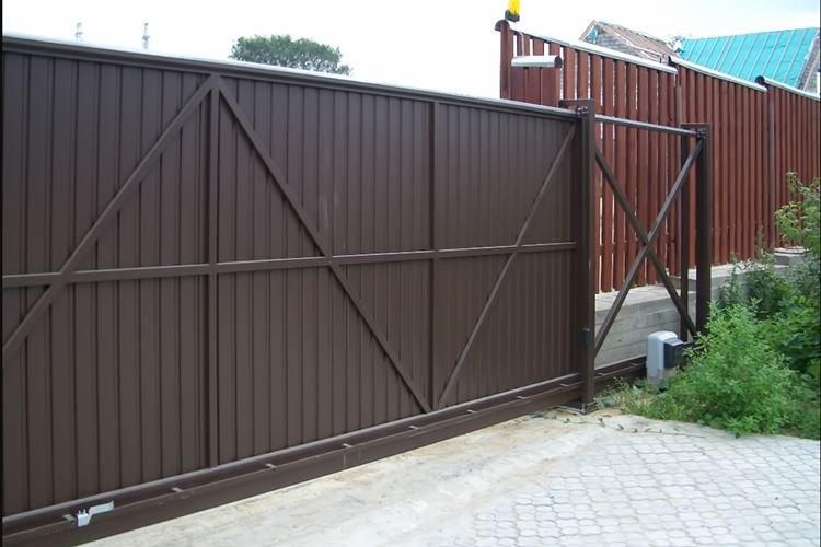 Раздвижные ворота из профнастила своими руками - фото и идеи