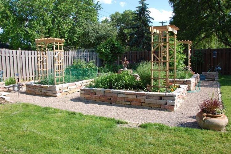 Высокие грядки своими руками из кирпича