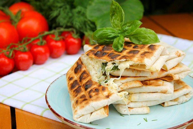 Горячая закуска из лаваша с кинзой - рецепты