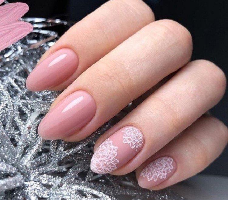 Нюдовый зимний маникюр 2020-2021