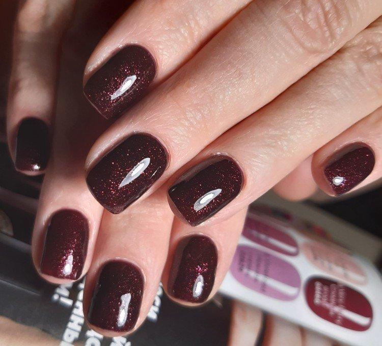 Темный зимний маникюр 2020-2021