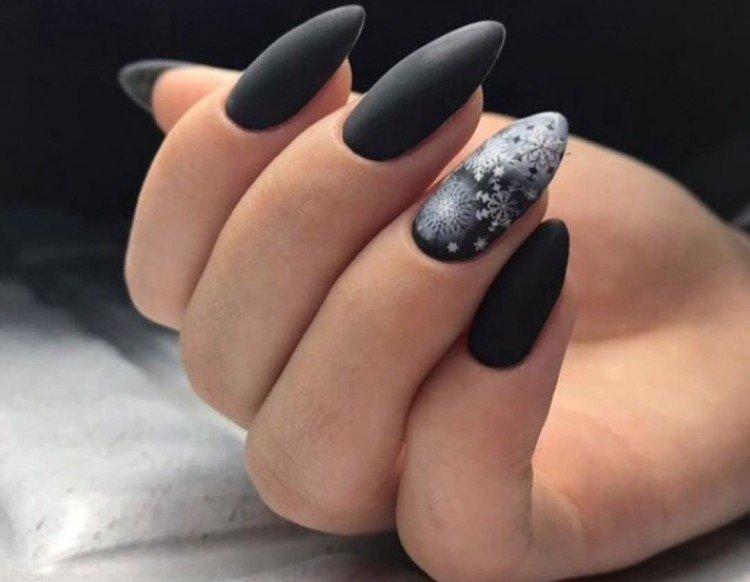 Зимний матовый маникюр 2020-2021