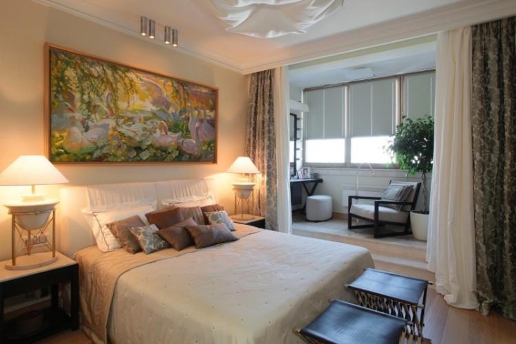 Зонирование спальни и балкона