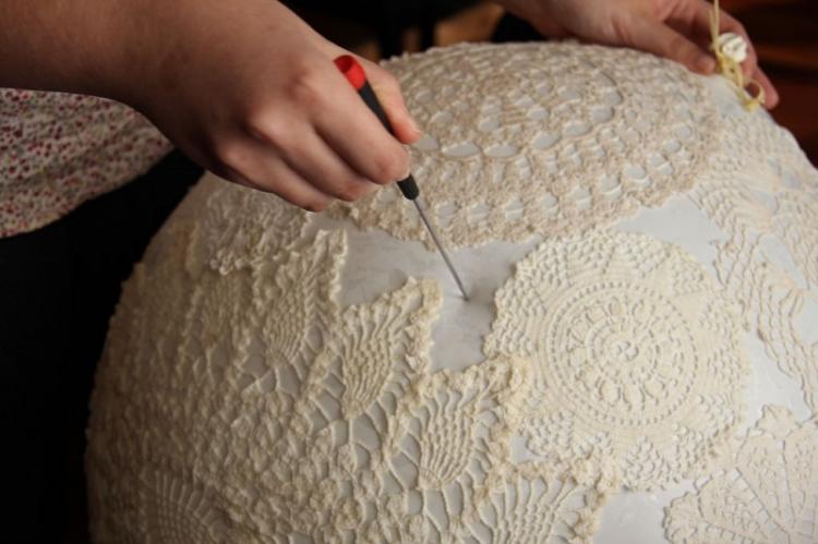 Плафон для люстры из вязаных салфеток своими руками